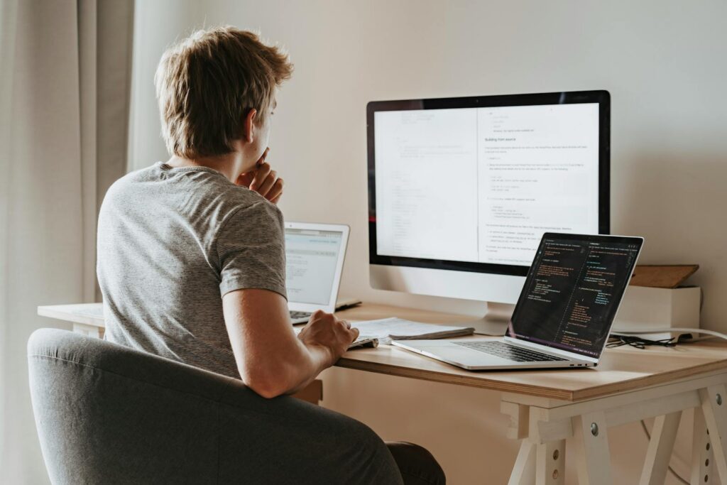 Freelance développeur travaillant à domicile sur double écran